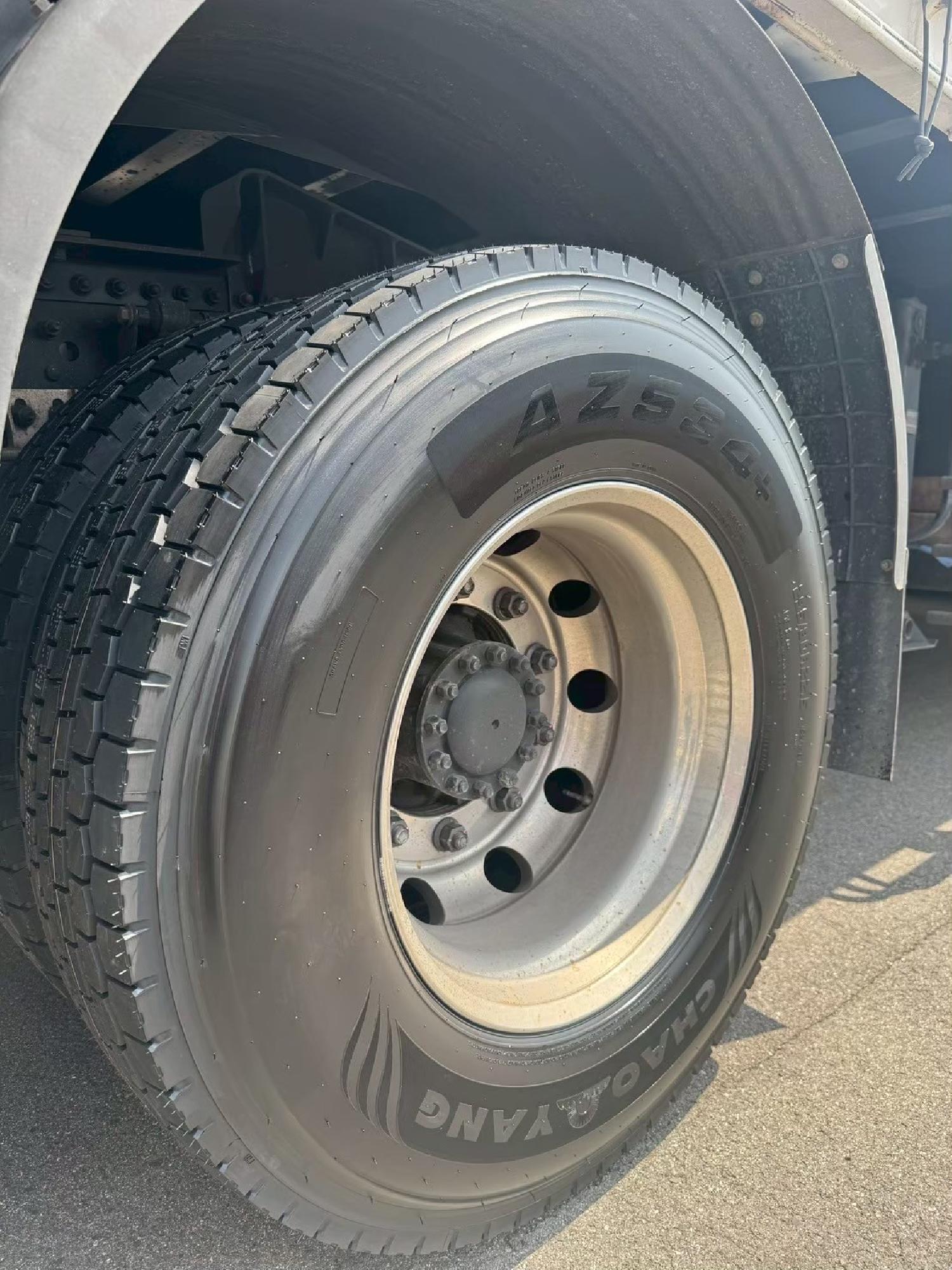 車両に装着されたCHAOYANGタイヤの溝と側面の接写