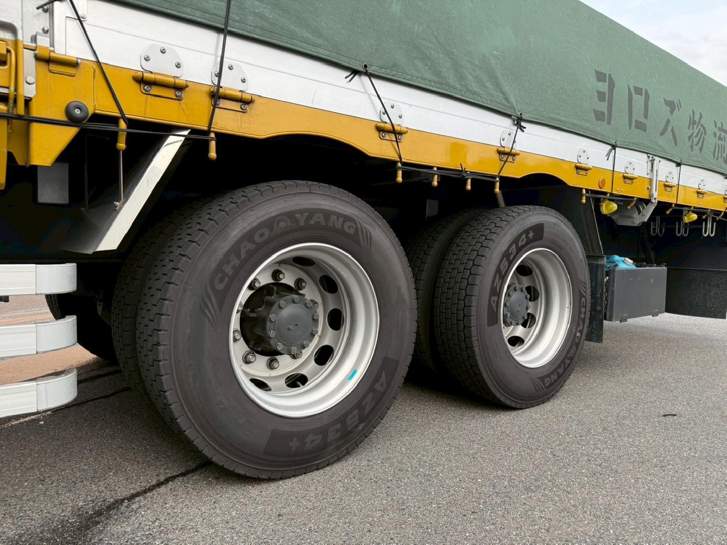 ヨロズ物流のトラック後輪に装着されたCHAOYANG AZ534プラス