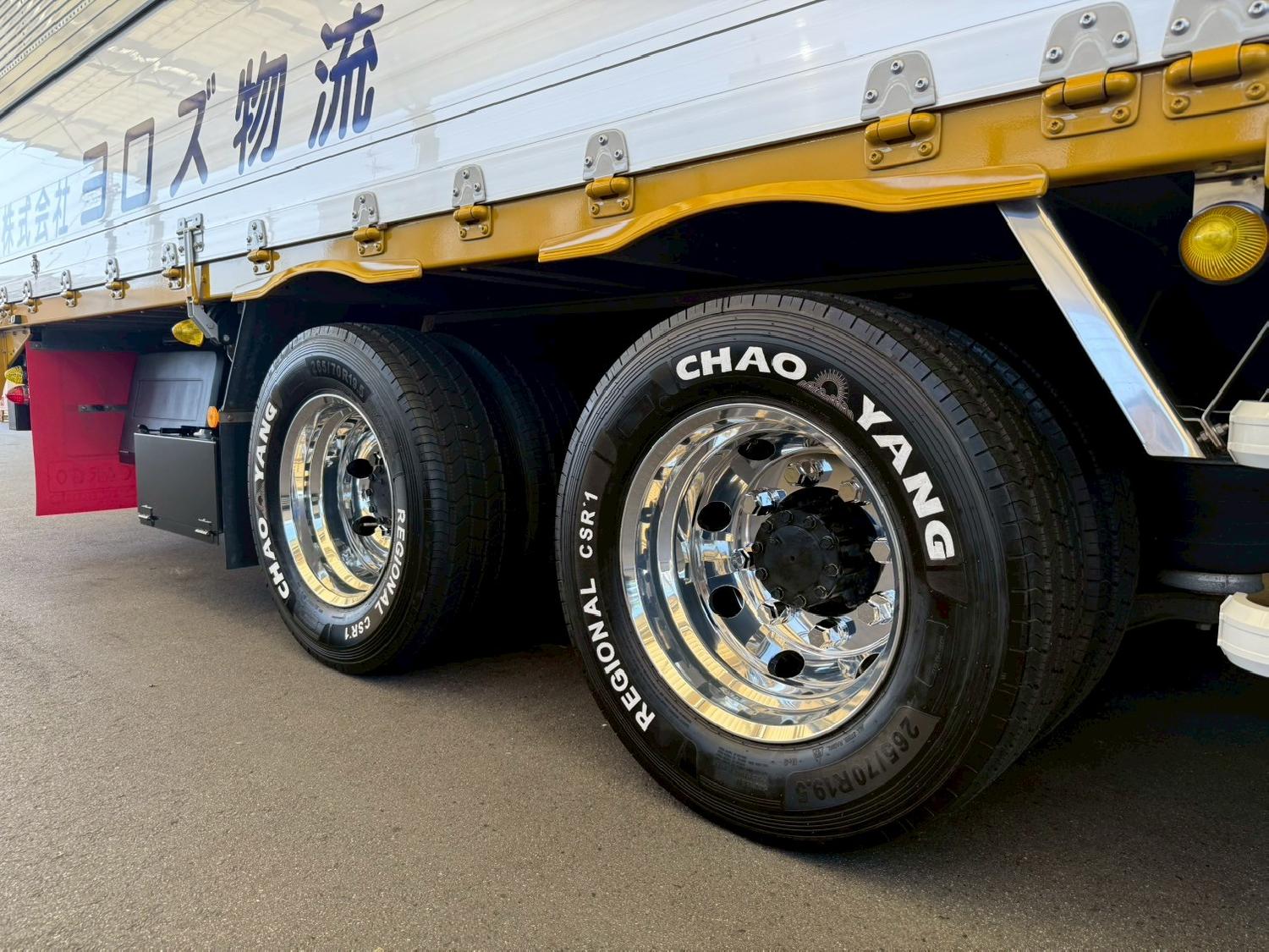ヨロズ物流のトラックに装着されたCHAOYANG REGIONAL CSR1タイヤ